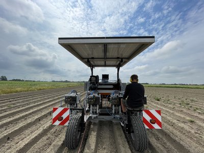 Der Jäteroboter stößt auf großes Interesse. Foto: FH Westküste